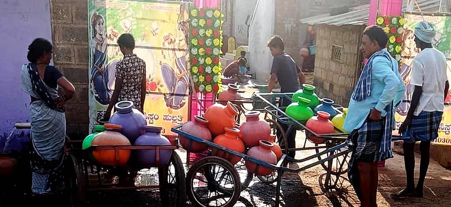 <div class="paragraphs"><p>ರಟ್ಟೀಹಳ್ಳಿ ತಾಲ್ಲೂಕು ಹುಲ್ಲತ್ತಿ ಗ್ರಾಮದಲ್ಲಿ ಕುಡಿಯುವ ನೀರಿನ ಸಮಸ್ಯೆ ಉದ್ಭವಿಸಿದ್ದು, ಸಾರ್ವಜನಿಕರು ನಳದ ನೀರಿಗಾಗಿ ಮುಗಿಬಿದ್ದಿರುವ ದೃಶ್ಯ .<br></p></div>