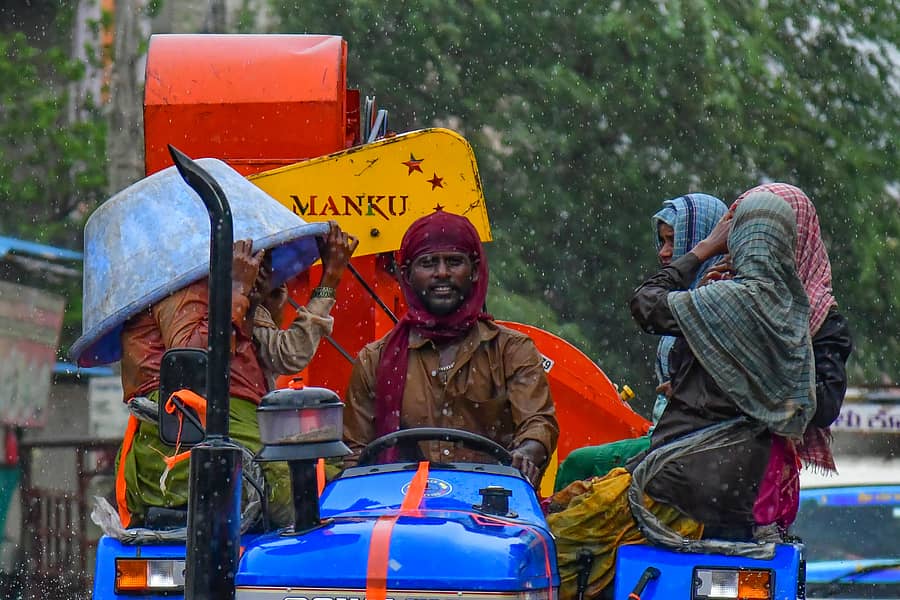 <div class="paragraphs"><p>ಕೊಪ್ಪಳದಲ್ಲಿ ಶನಿವಾರ ರಾಶಿ ಕೆಲಸ ಮುಗಿಸಿ ಸುರಿವ ಮಳೆಯಲ್ಲಿ ನೆನೆಯುತ ಟ್ರ್ಯಾಕ್ಟರ್ನಲ್ಲಿ ಮನೆಗೆ ಹೊರಟ ಕೃಷಿಕಾರ್ಮಿಕರು ಕಂಡದ್ದು ಹೀಗೆ </p></div>