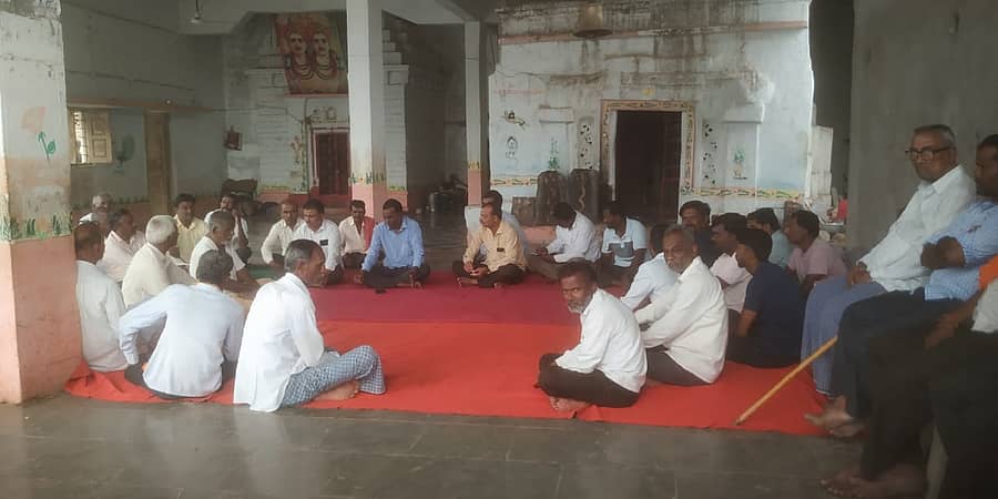 ಚಿಂಚೋಳಿ ತಾಲ್ಲೂಕಿನ ಐನೊಳ್ಳಿಯ ಬಸವಣ್ಣ ದೇವರ 284ನೇ ಜಾತ್ರಾ ಮಹೋತ್ಸವ ಪ್ರಯುಕ್ತ ಭಕ್ತರ ಸಭೆ ಸ್ಥಳೀಯ ರಾಮಲಿಂಗೇಶ್ವರ ದೇವಾಲಯದಲ್ಲಿ ನಡೆಯಿತು