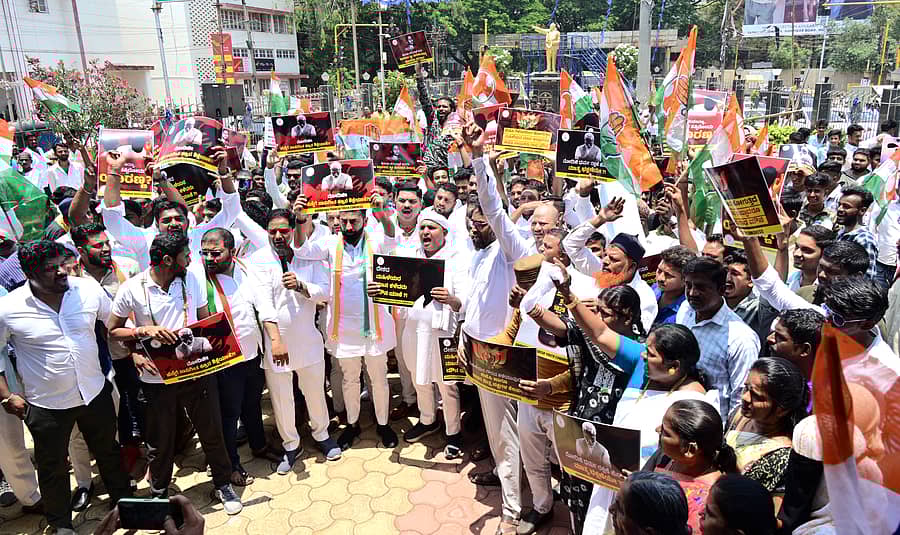 ಹುಬ್ಬಳ್ಳಿ ಧಾರವಾಡ ಮಹಾನಗರ ಜಿಲ್ಲಾ ಯುವ ಕಾಂಗ್ರೆಸ್ ಸಮಿತಿ ಕಾರ್ಯಕರ್ತರು ಪ್ರಜ್ವಲ್ ರೇವಣ್ಣ ವಿರುದ್ಧ ಹುಬ್ಬಳ್ಳಿಯ ಅಂಬೇಡ್ಕರ್ ಪ್ರತಿಮೆ ಆವರಣದಲ್ಲಿ ಸೋಮವಾರ ಪ್ರತಿಭಟನೆ ನಡೆಸಿದರು