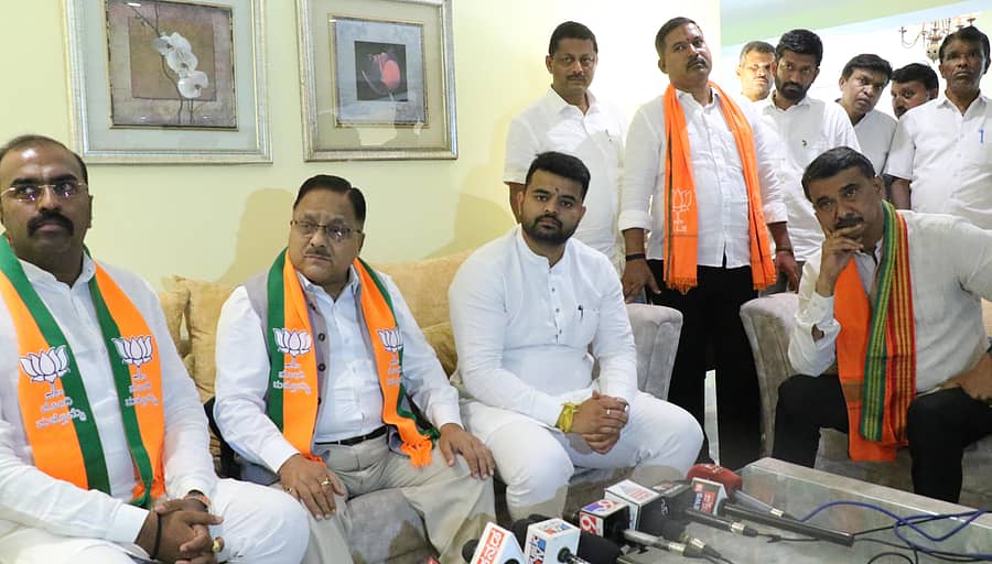 ಹಾಸನದಲ್ಲಿ ಶನಿವಾರ ಸಮನ್ವಯ ಸಮಿತಿ ಸಭೆ ಬಳಿಕ ಬಿಜೆಪಿ ರಾಜ್ಯ ಚುನಾವಣಾ ಉಸ್ತುವಾರಿ ರಾಧಾಮೋಹನ್ದಾಸ್ ಅಗರವಾಲ್ ಮಾತನಾಡಿದರು. ಬಿಜೆಪಿ ಜಿಲ್ಲಾ ಘಟಕದ ಅಧ್ಯಕ್ಷ ಸಿದ್ದೇಶ್ ನಾಗೇಂದ್ರ, ಎನ್ಡಿಎ ಅಭ್ಯರ್ಥಿ ಪ್ರಜ್ವಲ್ ರೇವಣ್ಣ, ಬಿಜೆಪಿ ಮುಖಂಡ ಯೋಗಾರಮೇಶ್, ಶಾಸಕ ಸಿಮೆಂಟ್ ಮಂಜು, ವಿಧಾನ ಪರಿಷತ್ ಉಪ ಸಭಾಪತಿ ಎಂ.ಕೆ. ಪ್ರಾಣೇಶ್ ಇದ್ದರು.