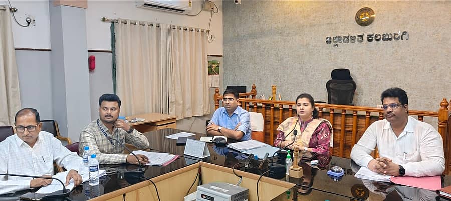 ಕಲಬುರಗಿ ಜಿಲ್ಲಾಧಿಕಾರಿ ಕಚೇರಿಯಲ್ಲಿ ಸಹಕಾರ ಇಲಾಖೆ ಅಧಿಕಾರಿಗಳ ಜೊತೆಗಿನ ಸಭೆಯಲ್ಲಿ ಜಿಲ್ಲಾ ಚುನಾವಣಾಧಿಕಾರಿ ಬಿ.ಫೌಜಿಯಾ ತರನ್ನುಮ್ ಮಾತನಾಡಿದರು. ಎಂಸಿಸಿ ನೋಡಲ್ ಅಧಿಕಾರಿ ಭಂವರ್ ಸಿಂಗ್ ಮೀನಾ, ಹೆಚ್ಚುವರಿ ಜಿಲ್ಲಾಧಿಕಾರಿ ರಾಯಪ್ಪ ಹುಣಸಗಿ ಪಾಲ್ಗೊಂಡಿದ್ದರು
