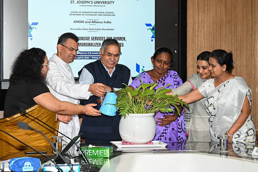 <div class="paragraphs"><p>ರೆವರೆಂಡ್ ಫಾದರ್ ವಿಕ್ಟರ್ ಲೋಬೊ ಎಸ್.ಜೆ. ಅವರು ಗಿಡಕ್ಕೆ ನೀರೆರೆಯುವ ಮೂಲಕ ದುಂಡು ಮೇಜಿನ ಸಭೆಯನ್ನು ಉದ್ಘಾಟಿಸಿದರು. ಅಲೈನ್ಸ್ ಇಂಡಿಯಾ ನಿರ್ದೇಶಕಿ ರೋಸೆನಾರಾ ಹುಯಿಡ್ರೋಮ್, ಕೆ. ದ್ವಾರಕನಾಥ್ ಬಾಬು, ಎಐಎನ್ಎಸ್ಡಬ್ಲ್ಯು ಕೋರ್ ಕಮಿಟಿ ಸದಸ್ಯೆ ಭಾಗ್ಯಲಕ್ಷ್ಮಿ, ಪಾಲ್ಗೊಂಡಿದ್ದರು </p></div>