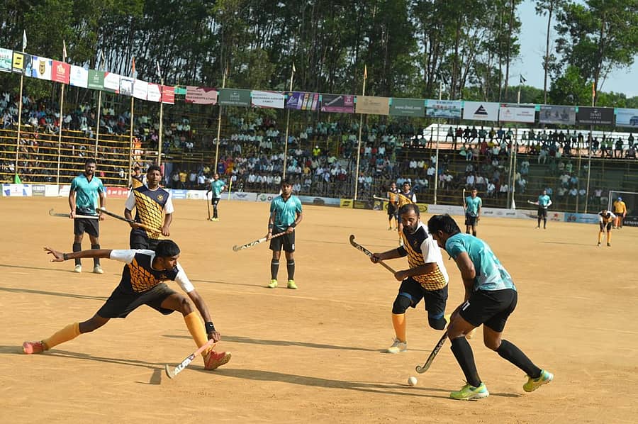 ಕುಂಡ್ಯೋಳಂಡ ಕಪ್ ಹಾಕಿ ಟೂರ್ನಿಯಲ್ಲಿ ಗುರುವಾರ ನಡೆದ ಕ್ವಾರ್ಟರ್ ಫೈನಲ್ ಪಂದ್ಯದಲ್ಲಿ ಕುಪ್ಪಂಡ (ಕೈಕೇರಿ) ಮತ್ತು ನೆರವಂಡ ತಂಡದ ಆಟಗಾರರು ಗೋಲು ಗಳಿಸಲು ಪೈಪೋಟಿ ನಡೆಸಿದರು