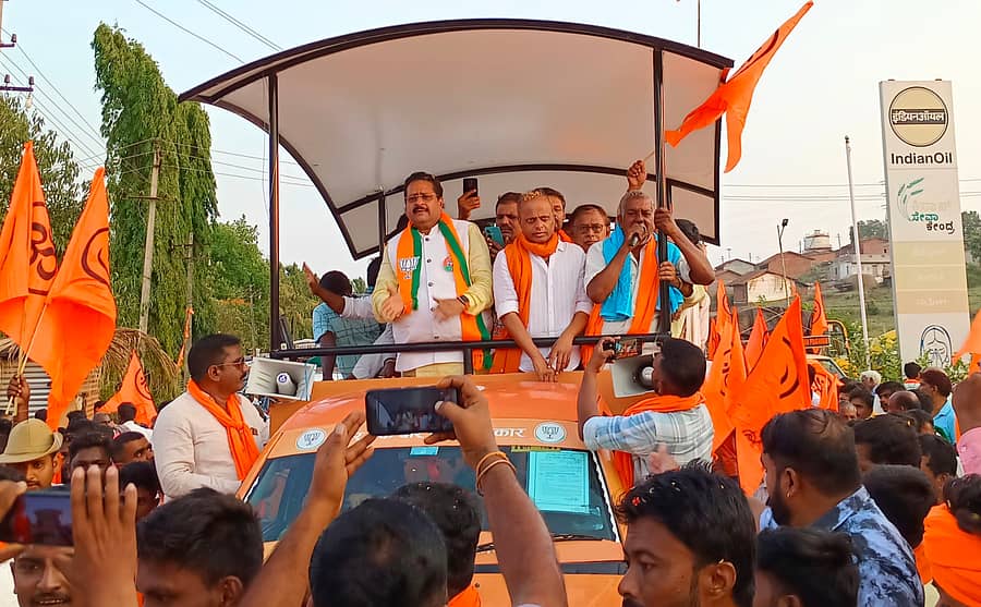 ಬಿಜೆಪಿ ಅಭ್ಯರ್ಥಿ ಪ್ರಹ್ಲಾದ ಜೋಶಿ ಅವರ ಪರವಾಗಿ ಹಮ್ಮಿಕೊಂಡ ಚುನಾವಣೆ ಪ್ರಚಾರರ್ಥ ಸಭೆ ಉದ್ದೇಶಿಸಿ ಶಾಸಕ ಬಸನಗೌಡ ಪಾಟೀಲ್ ಯತ್ನಾಳ ಮಾತನಾಡಿದರು.