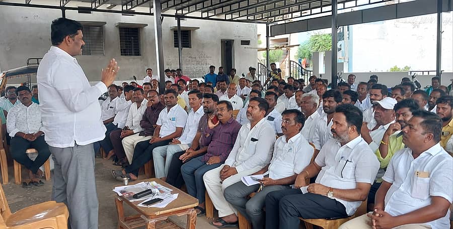 <div class="paragraphs"><p>ಕನಕಗಿರಿ ಬ್ಲಾಕ್ ಕಾಂಗ್ರೆಸ್ ಕಚೇರಿಯಲ್ಲಿ ಭಾನುವಾರ ನಡೆದ ಪ್ರಮುಖರ ಸಭೆಯಲ್ಲಿ ಜಿಲ್ಲಾ ಉಸ್ತುವಾರಿ ಸಚಿವ ಶಿವರಾಜ ತಂಗಡಗಿ ಮಾತನಾಡಿದರು</p></div>