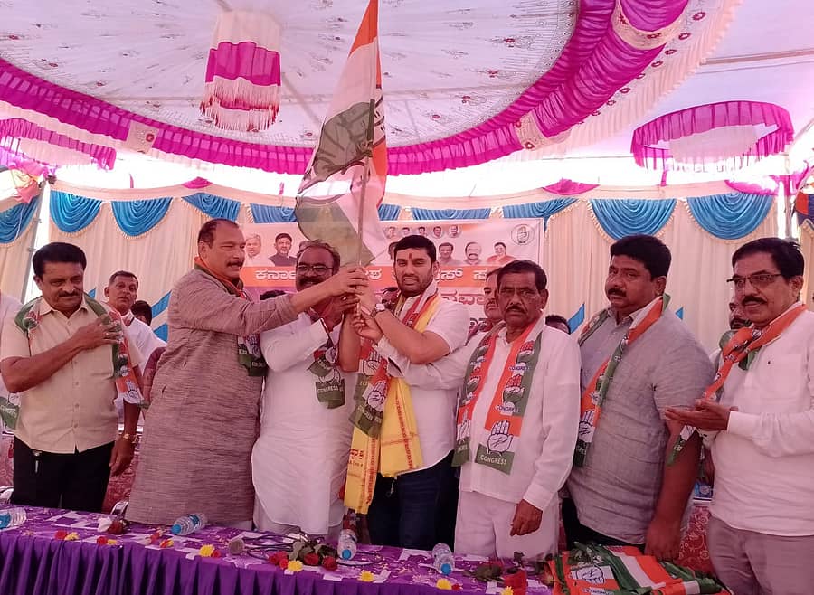 <div class="paragraphs"><p>ಬಿಜೆಪಿ ಶಾಸಕ ಶಿವರಾಮ ಹೆಬ್ಬಾರ್ ಪುತ್ರ ವಿವೇಕ ಹೆಬ್ಬಾರ್ ಕಾಂಗ್ರೆಸ್ ಸೇರ್ಪಡೆಯಾದರು.</p></div>