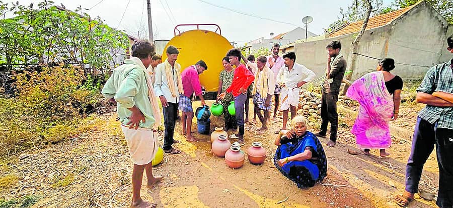 <div class="paragraphs"><p>ಅಜ್ಜಂಪುರ ತಾಲ್ಲೂಕಿನ ದುಂದೂರು ಗ್ರಾಮದಲ್ಲಿ ‌ಕುಡಿವ ನೀರನ್ನು ಟ್ಯಾಂಕರ್ ನಲ್ಲಿ ಪೂರೈಸುತ್ತಿರುವುದು</p></div>