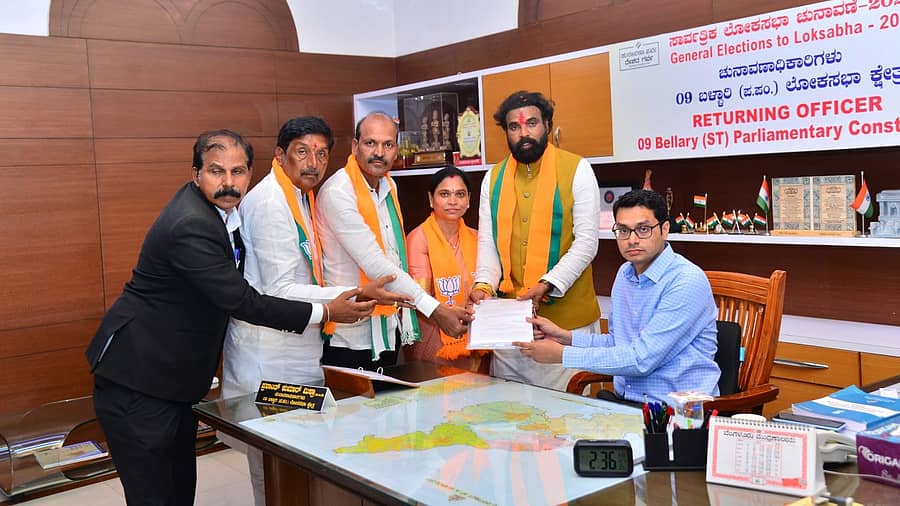 <div class="paragraphs"><p>ಬಿಜೆಪಿ ಅಭ್ಯರ್ಥಿ ಶ್ರೀರಾಮುಲು ನಾಮಪತ್ರ ಸಲ್ಲಿಕೆ</p></div>