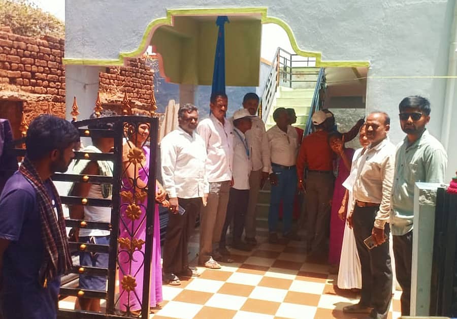 ಬಿಳೇಕಲ್ಲಹಳ್ಳಿ, ಭಕ್ತರಹಳ್ಳಿ ಗ್ರಾಮಗಳಿಗೆ ಆರೋಗ್ಯ ಮತ್ತು ಪಂಚಾಯಿತಿ ಅಧಿಕಾರಿಗಳು ಮಂಗಳವಾರ ಭೇಟಿ ನೀಡಿ ಪರಿಶೀಲನೆ ನಡೆಸಿದರು