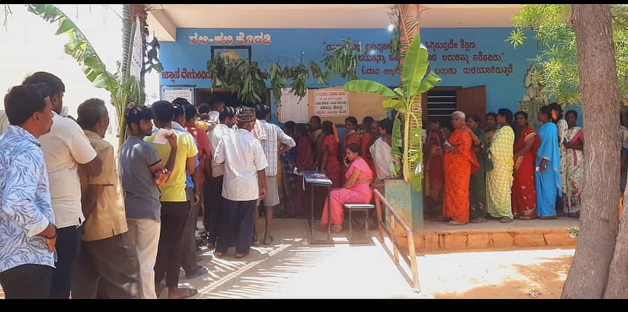 ಗುಬ್ಬಿ ತಾಲ್ಲೂಕಿನ ಮತಗಟ್ಟೆಯಲ್ಲಿ ಸಾಲುಗಟ್ಟಿ ನಿಂತಿದ್ದ ಮತದಾರರು