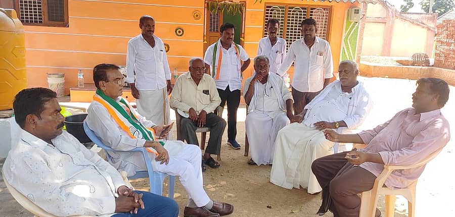 ಬೆಳಕವಾಡಿ ಸಮೀಪ ಕಾಂಗ್ರೆಸ್ ಮುಖಂಡ ಬಿ.ಸೋಮಶೇಖರ್ ಬಿಜಿಪುರ ಗ್ರಾಮದ ಮುಖಂಡರ ಸಭೆ ನಡೆಸಿ ವೆಂಕಟರಮಣೇಗೌಡ (ಸ್ಟಾರ್ ಚಂದ್ರು) ಪರ ಮತಯಾಚಿಸಿದರು