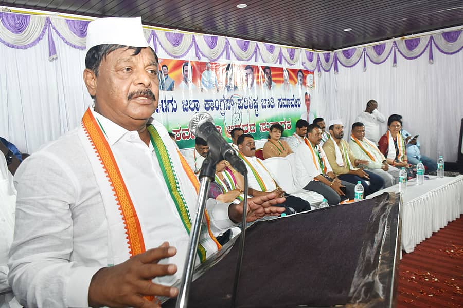 ಮಡಿಕೇರಿಯ ಡಾ.ಬಿ.ಆರ್.ಅಂಬೇಡ್ಕರ್ ಭವನದಲ್ಲಿ ಮಂಗಳವಾರ ನಡೆದ ಕಾಂಗ್ರೆಸ್ನ ಪರಿಶಿಷ್ಟ ಜಾತಿ ಸಮಾವೇಶದಲ್ಲಿ ಸಮಾಜ ಕಲ್ಯಾಣ ಖಾತೆ ಸಚಿವ ಡಾ.ಎಚ್.ಸಿ.ಮಹದೇವಪ್ಪ ಮಾತನಾಡಿದರು