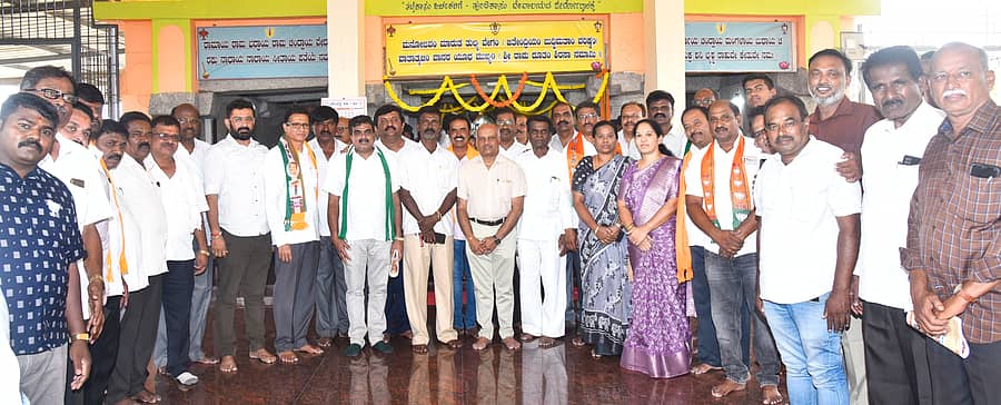 ತುಮಕೂರಿನಲ್ಲಿ ಬುಧವಾರ ಎನ್ಡಿಎ ಅಭ್ಯರ್ಥಿ ವಿ.ಸೋಮಣ್ಣ ಪರವಾಗಿ ಶಾಸಕ ಜಿ.ಬಿ.ಜ್ಯೋತಿಗಣೇಶ್ ನೇತೃತ್ವದಲ್ಲಿ ಬಿಜೆಪಿ, ಜೆಡಿಎಸ್ ಪ್ರಮುಖರು ಪ್ರಚಾರ ನಡೆಸಿದರು. ಮುಖಂಡರಾದ ಡಾ.ಪರಮೇಶ್, ಎಚ್.ಎನ್.ಚಂದ್ರಶೇಖರ್, ಹನುಮಂತರಾಜು ಇತರರು ಭಾಗವಹಿಸಿದ್ದರು