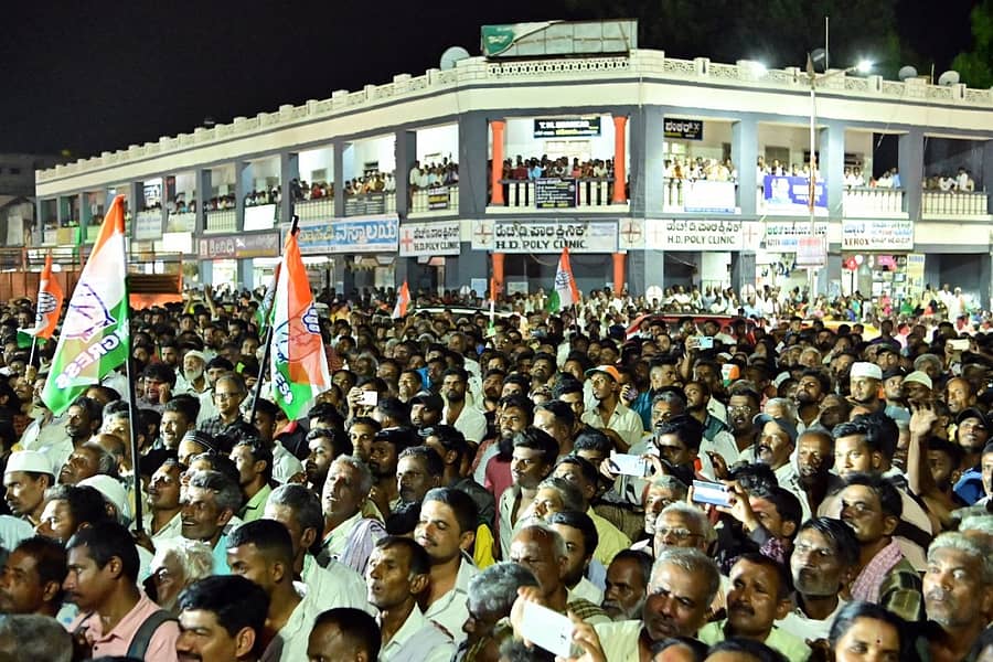 ಕುಣಿಗಲ್ ಹುಚ್ಚಮಾಸ್ತಿಗೌಡ ವೃತ್ತದಲ್ಲಿ ಉಪಮುಖ್ಯಮಂತ್ರಿ ಡಿ.ಕೆ.ಶಿವಕುಮಾರ್ ಗ್ರಾಮಾಂತರ ಲೋಕಸಭಾ ಕ್ಷೇತ್ರದ ಕಾಂಗ್ರೆಸ್ ಅಭ್ಯರ್ಥಿ ಡಿ.ಕೆ.ಸುರೇಶ್ ಪರ ಮತಯಾಚನೆ ಮಾಡಿದರು