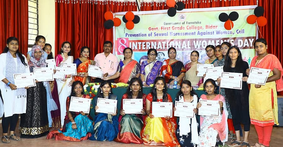 ಬೀದರ್ನ ನೌಬಾದ್ ಸರ್ಕಾರಿ ಮಹಿಳಾ ಪದವಿ ಕಾಲೇಜಿನಲ್ಲಿ ಏರ್ಪಡಿಸಿದ್ದ ಸಮಾರಂಭದಲ್ಲಿ ವಿವಿಧ ಸ್ಪರ್ಧೆಗಳಲ್ಲಿ ವಿಜೇತರಾದವರಿಗೆ ಪ್ರಮಾಣ ಪತ್ರ ವಿತರಿಸಲಾಯಿತು