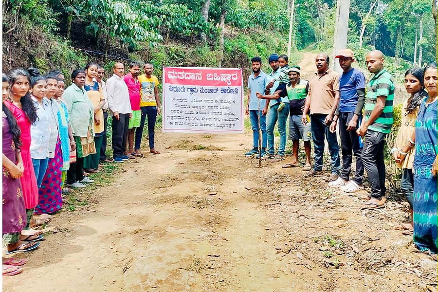 ಮಡಿಕೇರಿ ತಾಲ್ಲೂಕಿನ ಬಲ್ಲಮಾವಟಿ ಪಂಚಾಯಿತಿಗೆ ಒಳಪಟ್ಟ ಮಂಜಾಟ್ ಕಾಲೊನಿ ರಸ್ತೆಯಲ್ಲಿ ಮತದಾನ ಬಹಿಷ್ಕಾರದ ಬ್ಯಾನರ್ ಅಳವಡಿಸಿದ ಕಾಲೊನಿ ನ ನಿವಾಸಿಗಳು