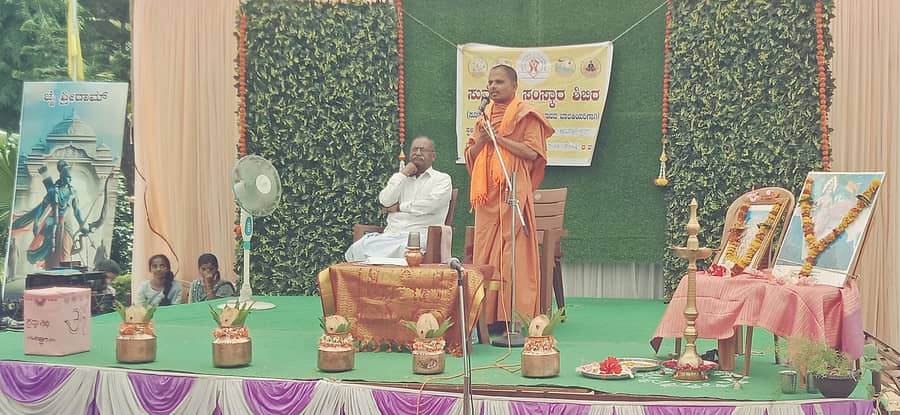 ಮಹಾಲಿಂಗಪುರ ಸಮೀಪದ ಢವಳೇಶ್ವರ ಗ್ರಾಮದ ಢವಳನಾಥ ಕನ್ನಡ ಹಿರಿಯ ಪ್ರಾಥಮಿಕ ಶಾಲೆಯಲ್ಲಿ ಮಂಗಳವಾರ ನಡೆದ ಬಾಲಕಿಯರ ಸುಮೇಧಾ ಸಂಸ್ಕಾರ ಶಿಬಿರದ ಸಮಾರೋಪ ಸಮಾರಂಭದಲ್ಲಿ ಗುರುಪ್ರಸಾದ ಸ್ವಾಮೀಜಿ ಮಾತನಾಡಿದರು