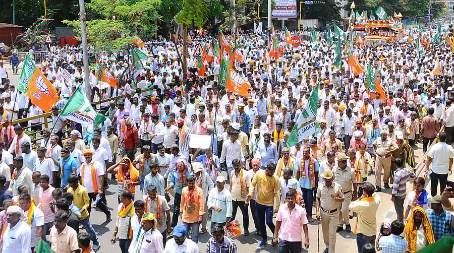 ತುಮಕೂರಿನಲ್ಲಿ ಬುಧವಾರ ಬಿಜೆಪಿ– ಜೆಡಿಎಸ್ ಹಮ್ಮಿಕೊಂಡಿದ್ದ ಮೆರವಣಿಗೆಯಲ್ಲಿ ಭಾಗವಹಿಸಿದ್ದ ಜನರು