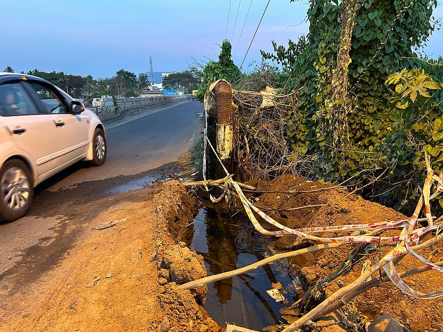 ಕನಕಪುರ ಮಳಗಾಳು ಅರ್ಕಾವತಿ ಸೇತುವೆ ಬಳಿ ಕನಕಪುರ ನಗರಕ್ಕೆ ನೀರು ಪೂರೈಕೆ ಮಾಡುವ ಪೈಪ್ ಒಡೆದು ನೀರು ಪೋಲಾಗುತ್ತಿರುವುದು