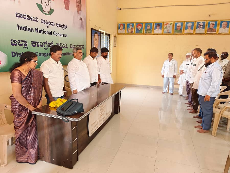 ವಿಜಯಪುರ ನಗರದ ಕಾಂಗ್ರೆಸ್ ಕಚೇರಿಯಲ್ಲಿ ಸೋಮವಾರ ಶ್ರೀನಿವಾಸ್ ಪ್ರಸಾದ ಅವರಿಗೆ ಶ್ರದ್ಧಾಂಜಲಿ ಸಲ್ಲಿಸಲಾಯಿತು