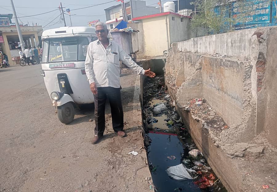 ಫೋಟೋ ಕ್ಯಾಪ್ಷನ್ ಹೋಟೇಲ್ ಗಳಿಂದಲೂ ಕೀರಾಣಿ ಅಂಗಡಿಯವರು ಹಾಗೂ ಮುಖ್ಯ ವಾಗಿ ಸಾರ್ವಜನಿಕ ಶೌಚಾಲಯಗಳ ಗಬ್ಬು ನೀರು ಬರುತ್ತೀವೆ ಆದರೆ ಮುಂದೆ ಹೋಗುವಂತ ವ್ಯವಸ್ಥೆ ಮಾಡಿಸಲು ಕಮಲನಗರ ಪಿಡಿಓ ಅವರಿಗೆ ಸೂಚನೆ ನೀಡುತ್ತೆವೆ ಎಂದು ಕಮಲನಗರ ತಾಲ್ಲೂಕಾ ಪಂಚಾಯತ್ ಕಾರ್ಯನಿರ್ವಹಣ ಅಧಿಕಾರಿ ಶಿವಕುಮಾರ ಘಾಟೆ. ತಿಳಿಸಿದರು.