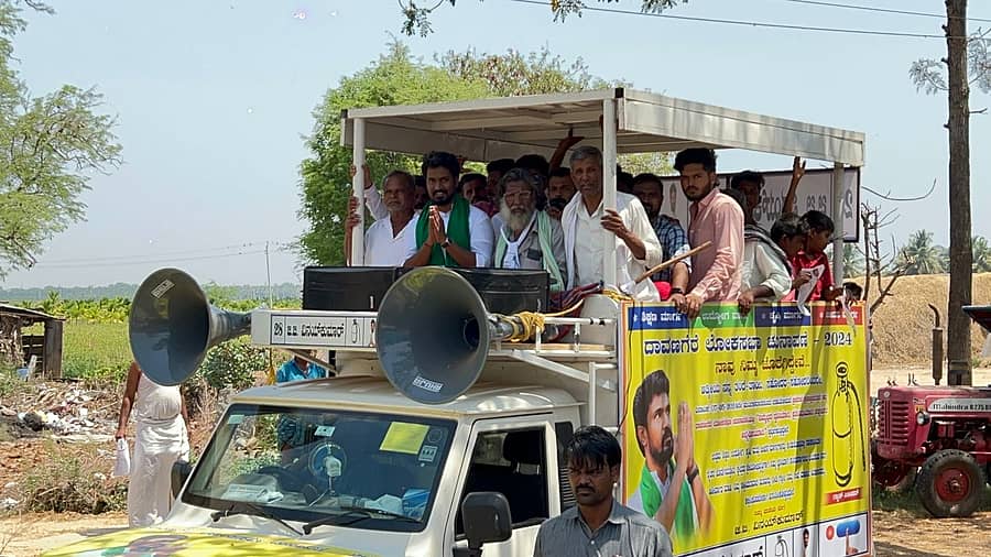 ಚನ್ನಗಿರಿ ತಾಲ್ಲೂಕಿನ ಮರಡಿ ಗ್ರಾಮದಲ್ಲಿ ಪಕ್ಷೇತರ ಅಭ್ಯರ್ಥಿ ಜಿ.ಬಿ.ವಿನಯ್ಕುಮಾರ್ ಪ್ರಚಾರ ನಡೆಸಿದರು.