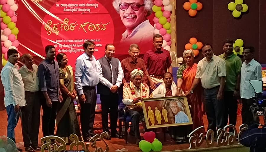 ಬೆಂಗಳೂರು ವಿಶ್ವವಿದ್ಯಾಲಯದ ನಿವೃತ್ತ ಪ್ರಾಧ್ಯಾಪಕ ರಾಜಪ್ಪ ದಳವಾಯಿ ಅವರಿಗೆ ವಿದ್ಯಾರ್ಥಿಗಳು ‘ಶೈಕ್ಷಣಿಕ ಗೌರವ’ ನೀಡಿ ಸನ್ಮಾನಿಸಿದರು.