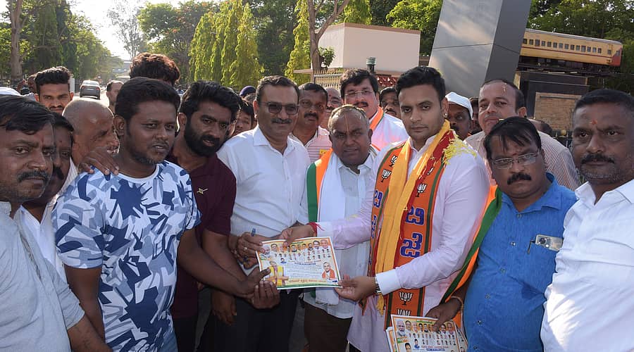 ಮೈಸೂರು–ಕೊಡಗು ಲೋಕಸಭಾ ಕ್ಷೇತ್ರದ ಬಿಜೆಪಿ ಅಭ್ಯರ್ಥಿ ಎಂ.ಲಕ್ಷ್ಮಣ ರೈಲ್ವೆ ಕಾರ್ಯಾಗಾರದ ಬಳಿ ಬುಧವಾರ ಮತ ಯಾಚಿಸಿದರು