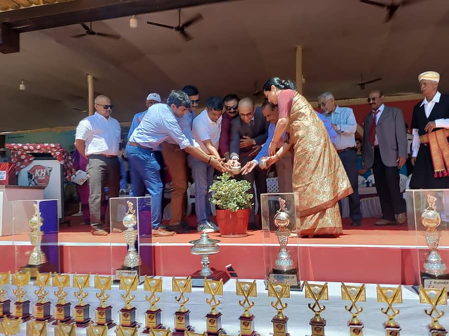 ನಾಪೋಕ್ಲು ಸಮೀಪದ ಚೆರಿಯಪರಂಬುವಿನ ಜನರಲ್ ತಿಮ್ಮಯ್ಯ ಕ್ರೀಡಾಂಗಣದಲ್ಲಿ ಶನಿವಾರ ಕುಂಡ್ಯೋಳಂಡ ಕಪ್ ಹಾಕಿ ಟೂರ್ನಿಯ ಸೆಮಿಫೈನಲ್ ಸ್ಪರ್ಧಾ ಕಾರ್ಯಕ್ರಮವನ್ನು ಕರ್ನಾಟಕ ಉಚ್ಚ ನ್ಯಾಯಾಲಯದ ನ್ಯಾಯಮೂರ್ತಿ ಚೆಪ್ಪುಡಿರ ಮೊಣ್ಣಪ್ಪ ಪೂಣಚ್ಚ ಉದ್ಘಾಟಿಸಿದರು