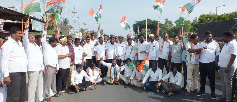 ಮೈಸೂರಿಗೆ ಪ್ರಧಾನಿ ಮೋದಿಯವರು ಪ್ರಚಾರಕ್ಕೆ ಬರುತ್ತಿರುವುದನ್ನು ಖಂಡಿಸಿ ಜಿಲ್ಲಾ ಕಾಂಗ್ರೆಸ್ ಸಮಿತಿಯಿಂದ ಶನಿವಾರ ಚಾಮರಾಜನಗರದಲ್ಲಿ ಗೋ ಬ್ಯಾಕ್ ಮೋದಿ ಚಳವಳಿ ನಡೆಯಿತು