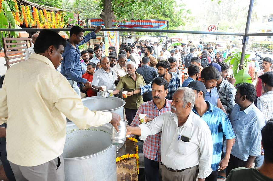 ತುಮಕೂರಿನ ಬಿ.ಎಚ್.ರಸ್ತೆಯಲ್ಲಿ ರಾಮ ನವಮಿ ಪ್ರಯುಕ್ತ ಮಜ್ಜಿಗೆ, ಪಾಲಕ ವಿತರಿಸಲಾಯಿತು