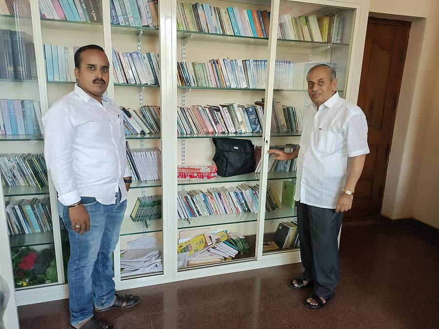 ದಾವಣಗೆರೆಯ ಕುವೆಂಪು ಕನ್ನಡ ಭವನದಲ್ಲಿರುವ ಮಹಲಿಂಗರಂಗ ಗ್ರಂಥಾಲಯದಲ್ಲಿ ಕನ್ನಡ ಸಾಹಿತ್ಯ ಪರಿಷತ್‌ನ ಜಿಲ್ಲಾ ಘಟಕದ ಅಧ್ಯಕ್ಷ ಬಿ.ವಾಮದೇವಪ್ಪ ಹಾಗೂ ಗ್ರಂಥಾಲಯ ಸಹಾಯಕ ಶ್ರೀನಿವಾಸ್‌ ಇದ್ದಾರೆ –ಪ್ರಜಾವಾಣಿ ಚಿತ್ರ