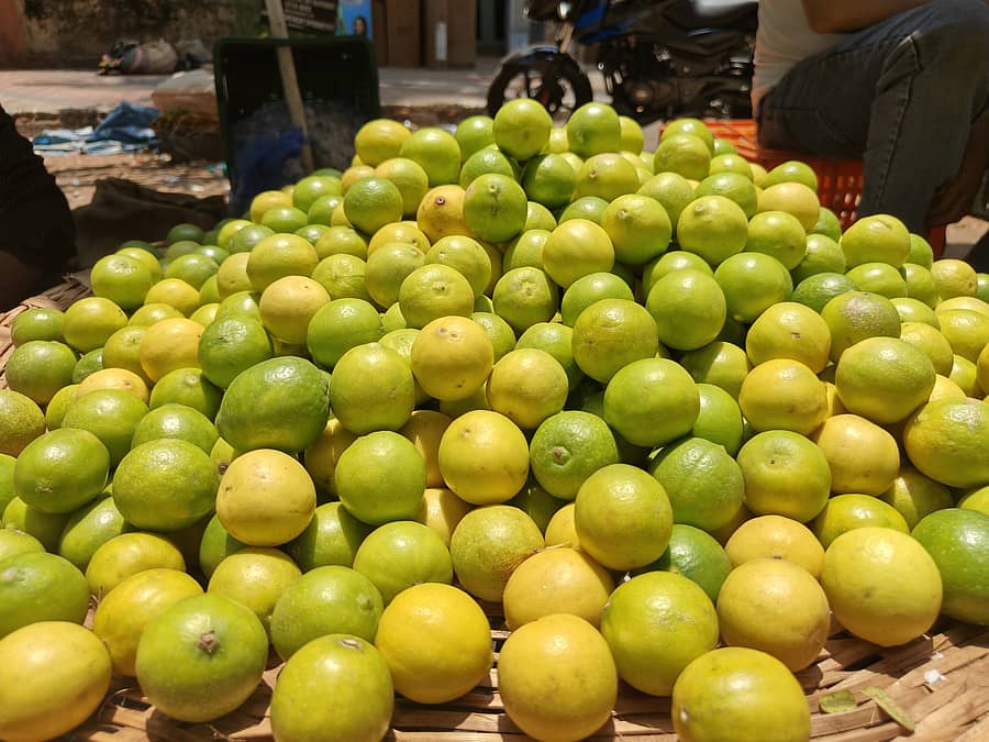 ಕಾರವಾರದ ಸಂತೆ ಮಾರುಕಟ್ಟೆಯಲ್ಲಿ ವ್ಯಾಪಾರಕ್ಕಿಡಲಾಗಿದ್ದ ಲಿಂಬೆಹಣ್ಣಿನ ರಾಶಿ