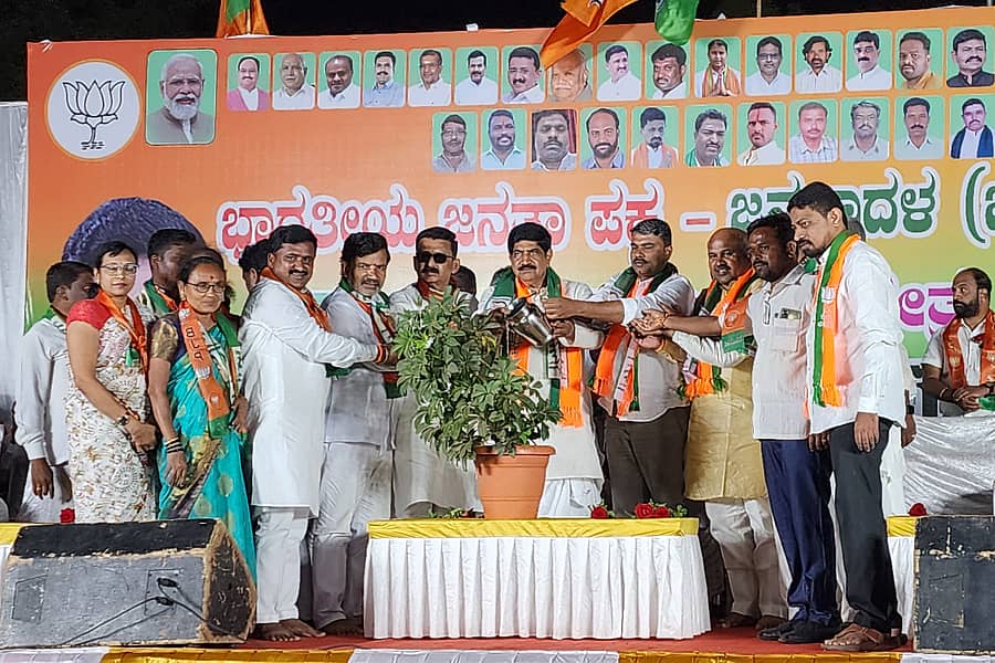 ಬಾದಾಮಿಯಲ್ಲಿ ನಡೆದ ಬಿಜೆಪಿ- ಜೆಡಿಎಸ್ ಪಕ್ಷಗಳ ಮುಖಂಡರ ಮತ್ತು ಕಾರ್ಯಕರ್ತರ ಮೈತ್ರಿ ಸಮಾರಂಭಕ್ಕೆ ಬಾಗಲಕೋಟೆ ಲೋಕಸಭೆ ಕ್ಷೇತ್ರದ ಬಿಜೆಪಿ ಅಭ್ಯರ್ಥಿ ಪಿ.ಸಿ. ಗದ್ದಿಗೌಡರ ಚಾಲನೆ ನೀಡಿದರು