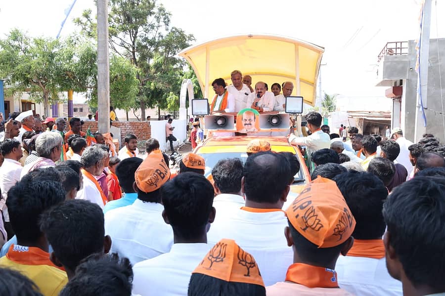 ಶಿರಹಟ್ಟಿ ತಾಲ್ಲೂಕಿನ ಕಡಕೋಳ ಗ್ರಾಮದಲ್ಲಿ ಗದಗ- ಹಾವೇರಿ ಲೋಕಸಭಾ ಕ್ಷೇತ್ರದ ಬಿಜೆಪಿ ಅಭ್ಯರ್ಥಿ ಬಸವರಾಜ ಬೊಮ್ಮಾಯಿ ರ್ಯಾಲಿ ನಡೆಸಿದರು