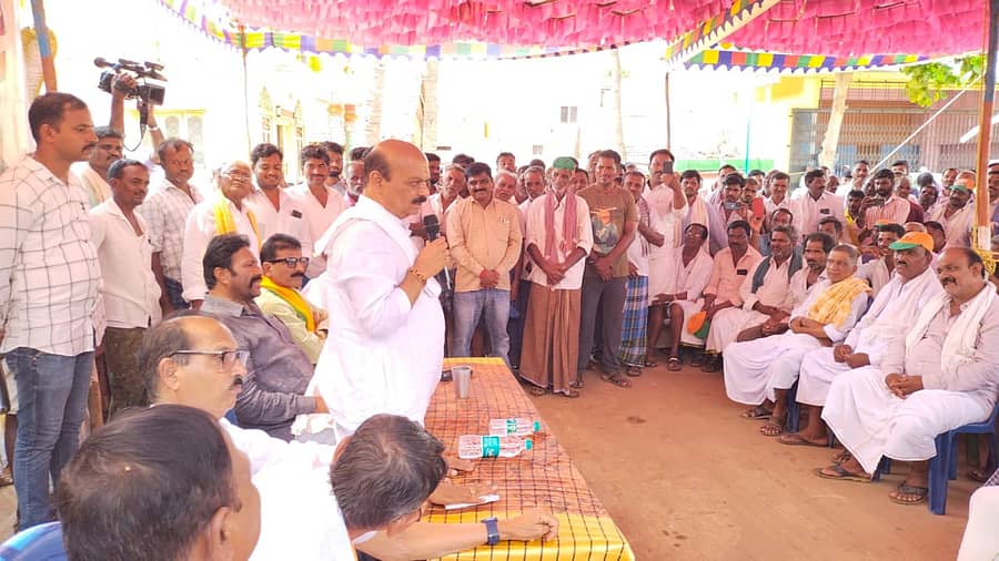 ರಟ್ಟೀಹಳ್ಳಿ ತಾಲ್ಲೂಕು ಮಕರಿ ಗ್ರಾಮದಲ್ಲಿ ಬಿಜೆಪಿ ಲೋಕಸಭಾ ಅಭ್ಯರ್ಥಿ ಬಸವರಾಜ ಬೊಮ್ಮಾಯಿ ಪ್ರಚಾರ ಸಭೆಯಲ್ಲಿ ಮತದಾರರನ್ನು ಉದ್ದೇಶಿಸಿ ಮಾತನಾಡಿದರು