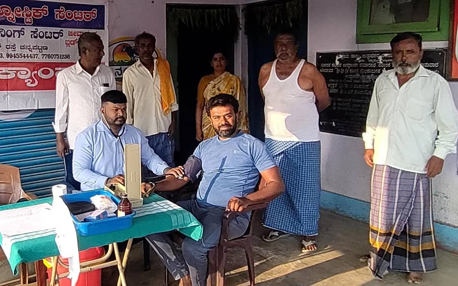 ಚನ್ನಪಟ್ಟಣ ತಾಲ್ಲೂಕಿನ ಬೇವೂರಿನಲ್ಲಿ ನಡೆದ ಉಚಿತ ಮಧುಮೇಹ ಹಾಗೂ ರಕ್ತದೊತ್ತಡ ತಪಾಸಣೆ ಶಿಬಿರದಲ್ಲಿ ಗ್ರಾಮಸ್ಥರು ತಪಾಸಣೆಗೆ ಒಳಗಾದರು