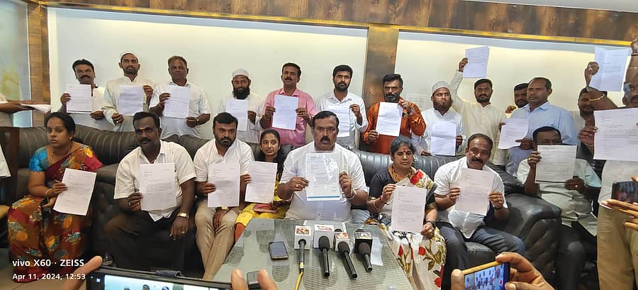 ತಿಪಟೂರಿನಲ್ಲಿ ಬೆಂಬಲಿಗರ ಸಭೆ ನಡೆಸಿ ಸಾಮೂಹಿಕ ರಾಜೀನಾಮೆ ನೀಡಿದ ನಿವೃತ್ತ ಎಸಿಪಿ ಲೋಕೇಶ್ವರ