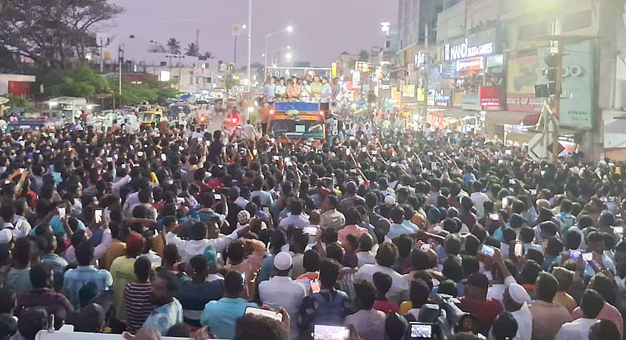 ಮಳವಳ್ಳಿಯ ಅನಂತ್ ರಾಂ ವೃತ್ತದ ಬಳಿ ಕಾಂಗ್ರೆಸ್ ಅಭ್ಯರ್ಥಿ ವೆಂಕಟರಮಣೇಗೌಡ (ಸ್ಟಾರ್ ಚಂದ್ರು) ಪರ ನಟ ದರ್ಶನ್ ಮತಯಾಚಿಸಿ ಸಂದರ್ಭದಲ್ಲಿ ನೆರದಿದ್ದ ಜನಸ್ತೋಮ