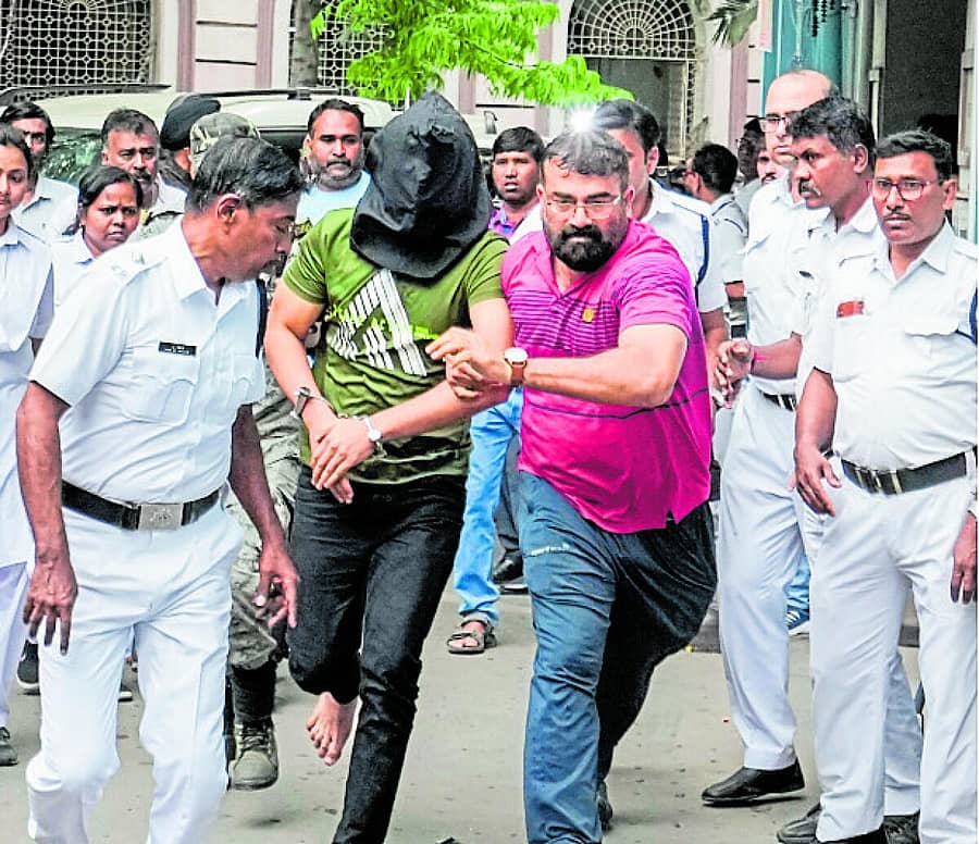 <div class="paragraphs"><p>ಪ್ರಕರಣದ ಆರೋಪಿಗಳನ್ನು ಕೋಲ್ಕತ್ತದ ವಿಶೇಷ ನ್ಯಾಯಾಲಯಕ್ಕೆ ಎನ್ಐಎ ಅಧಿಕಾರಿಗಳು ಶುಕ್ರವಾರ ಹಾಜರುಪಡಿಸಿದರು. </p></div>