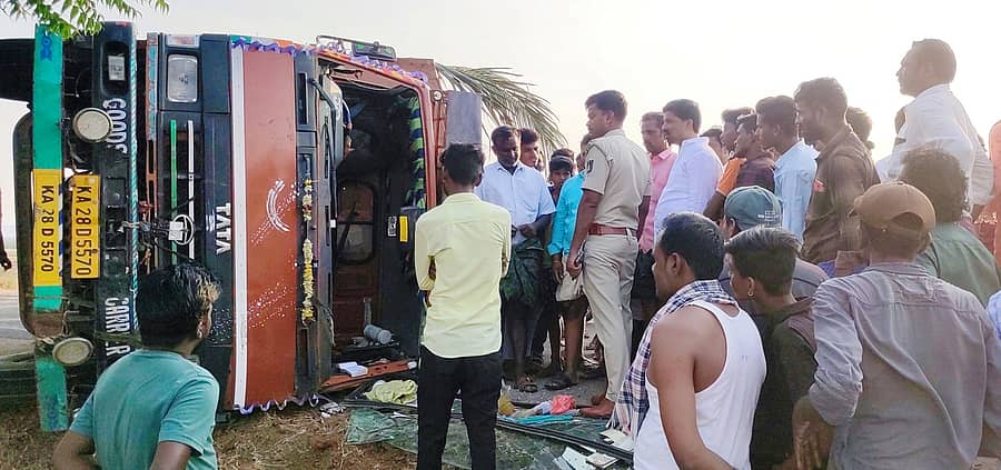 ಕುಡತಿನಿಯ ಹೊರವಲಯದಲ್ಲಿನ ಎಚ್ಎಲ್ಸಿ ಕಾಲುವೆಯ ಬಳಿ ಭಾನುವಾರ ಪಟ್ಟಣಸೆರಗು ಗ್ರಾಮದ ಮದುವೆ ದಿಬ್ಬಣದ ಲಾರಿಯು ಮಗುಚಿ ಬಿದ್ದಿರುವುದು