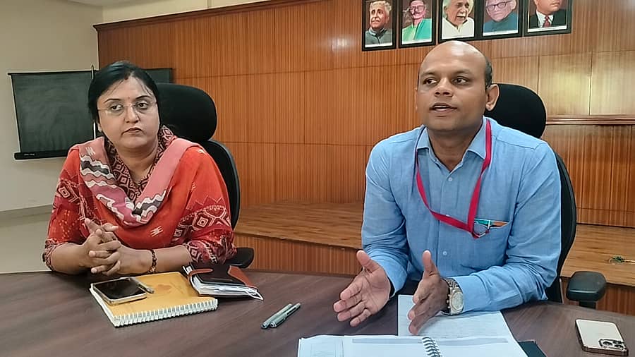 ಕನಕಪುರ ತಾಲ್ಲೂಕು ಕಚೇರಿ ಸಭಾಂಗಣದಲ್ಲಿ ನಡೆದ ಸುದ್ದಿಗೋಷ್ಠಿಯಲ್ಲಿ ಎಆರ್‌ಒ ರಾಘವೇಂದ್ರ ಮಾತನಾಡಿದರು