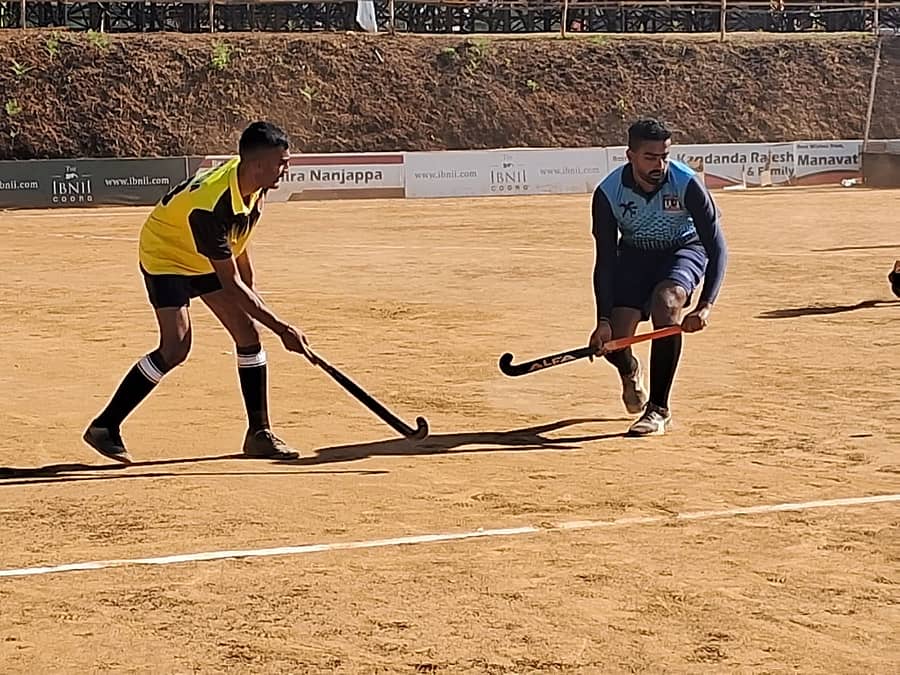 ನಾಪೋಕ್ಲುವಿನ ಚೆರಿಯಪರಂಬುವಿನ ಜನರಲ್ ಕೆ.ಎಸ್.ತಿಮ್ಮಯ್ಯ ಕ್ರೀಡಾಂಗಣದಲ್ಲಿ ನಡೆಯುತ್ತಿರುವ ಕೊಡವ ಕುಟುಂಬಗಳ ನಡುವಿನ ಟೂರ್ನಿಯಲ್ಲಿ ಸೋಮವಾರ ಮುಕ್ಕಾಟಿರ (ಬೋಂದ) ಹಾಗೂ ಅಳಮೇಂಗಡ ತಂಡಗಳ ಪೈಪೋಟಿ