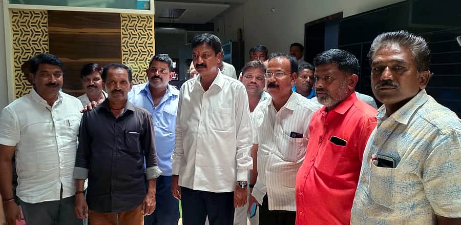 ರಾಮದುರ್ಗ ತಾಲ್ಲೂಕಿನ ಕಟಕೋಳದ ಸಂಜು ಶೆಟ್ಟಿಸದಾವರ್ತಿ ಅವರ ಮನೆಗೆ ಭೇಟಿ ನೀಡಿದ ಗೋಕಾಕ ಶಾಸಕ ರಮೇಶ ಜಾರಕಿಹೊಳಿ ಅವರು ಜಗದೀಶ ಶೆಟ್ಟರ್ ಪರ ಮತಯಾಚನೆ ಮಾಡಿದರು