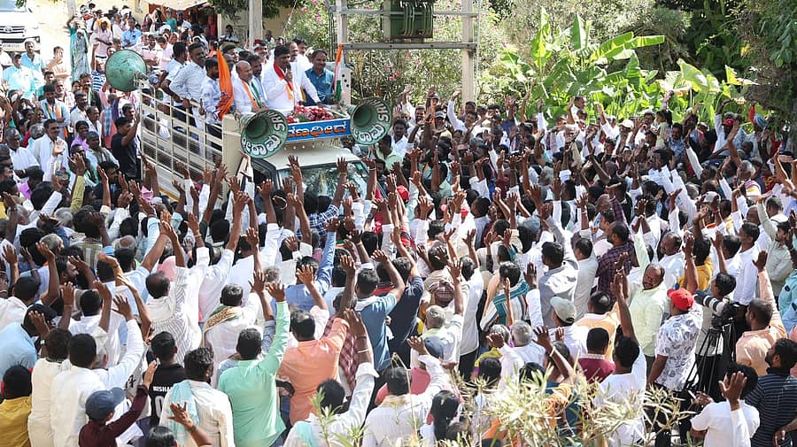 ಹಾರೋಹಳ್ಳಿತಾಲ್ಲೂಕಿನ ಪಡುವಣಗೆರೆ ಗ್ರಾಮದಲ್ಲಿ ಮಂಗಳವಾರ ಪ್ರಚಾರ ನಡೆಸಿದ ಕಾಂಗ್ರೆಸ್ ಅಭ್ಯರ್ಥಿ ಡಿ.ಕೆ. ಸುರೇಶ್ ಅವರಿಗೆ, ಸ್ಥಳೀಯರು ಕೈ ಎತ್ತಿ ಬೆಂಬಲ ವ್ಯಕ್ತಪಡಿಸಿದರು. ಶಾಸಕ ಎಚ್.ಎ. ಇಕ್ಬಾಲ್ ಹುಸೇನ್ ಇದ್ದಾರೆ