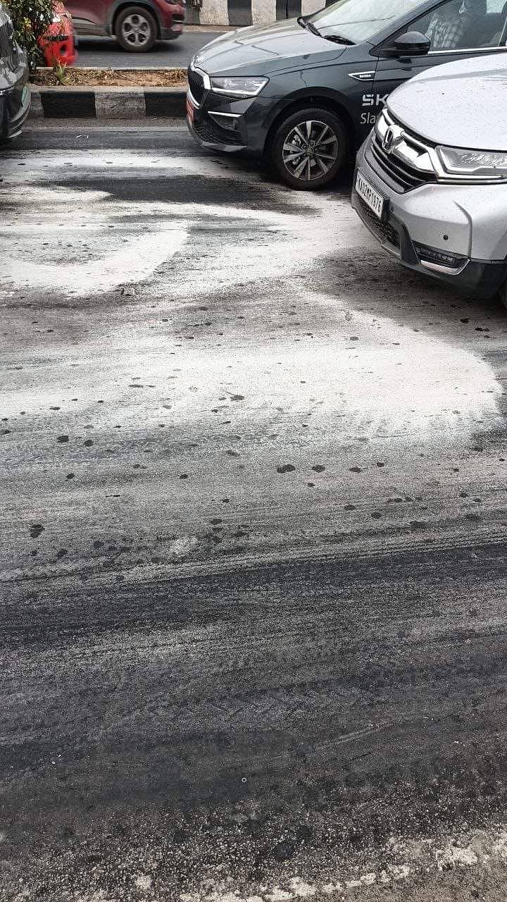 ಹೆಬ್ಬಾಳ ಮೇಲ್ಸೇತುವೆ ಡೌನ್ ರ್ಯಾಂಪ್ನಲ್ಲಿ ತೈಲ ಸೋರಿಕೆಯಾಗಿದ್ದ ಜಾಗದಲ್ಲಿ ಪೊಲೀಸರು ಮಣ್ಣು ಹಾಕಿದ್ದರು