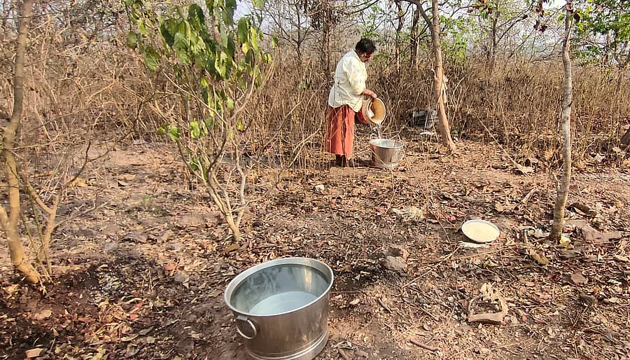 ಮುಂಡಗೋಡ ತಾಲ್ಲೂಕಿನ ನ್ಯಾಸರ್ಗಿ ಗುಡ್ಡದ ಆಂಜನೇಯ ದೇವಸ್ಥಾನದ ಆವರಣದಲ್ಲಿ ಅಲ್ಲಲ್ಲಿ ಬಕೆಟ್‌ಗಳನ್ನು ಇಟ್ಟು ಭಕ್ತರು ನೀರು ತುಂಬಿಸಿರುವುದು