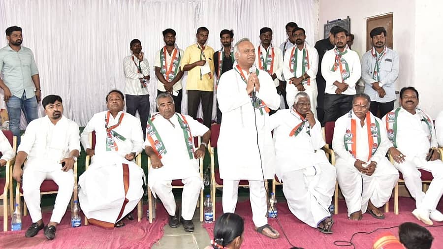 ಕಾಳಗಿ ತಾಲ್ಲೂಕಿನ ಹೆಬ್ಬಾಳ ಗ್ರಾಮದಲ್ಲಿ ಗುರುವಾರ ನಡೆದ ಕಾಂಗ್ರೆಸ್ ಪ್ರಚಾರ ಸಭೆಯಲ್ಲಿ ಸಚಿವ ಪ್ರಿಯಾಂಕ್ ಖರ್ಗೆ ಮಾತನಾಡಿದರು