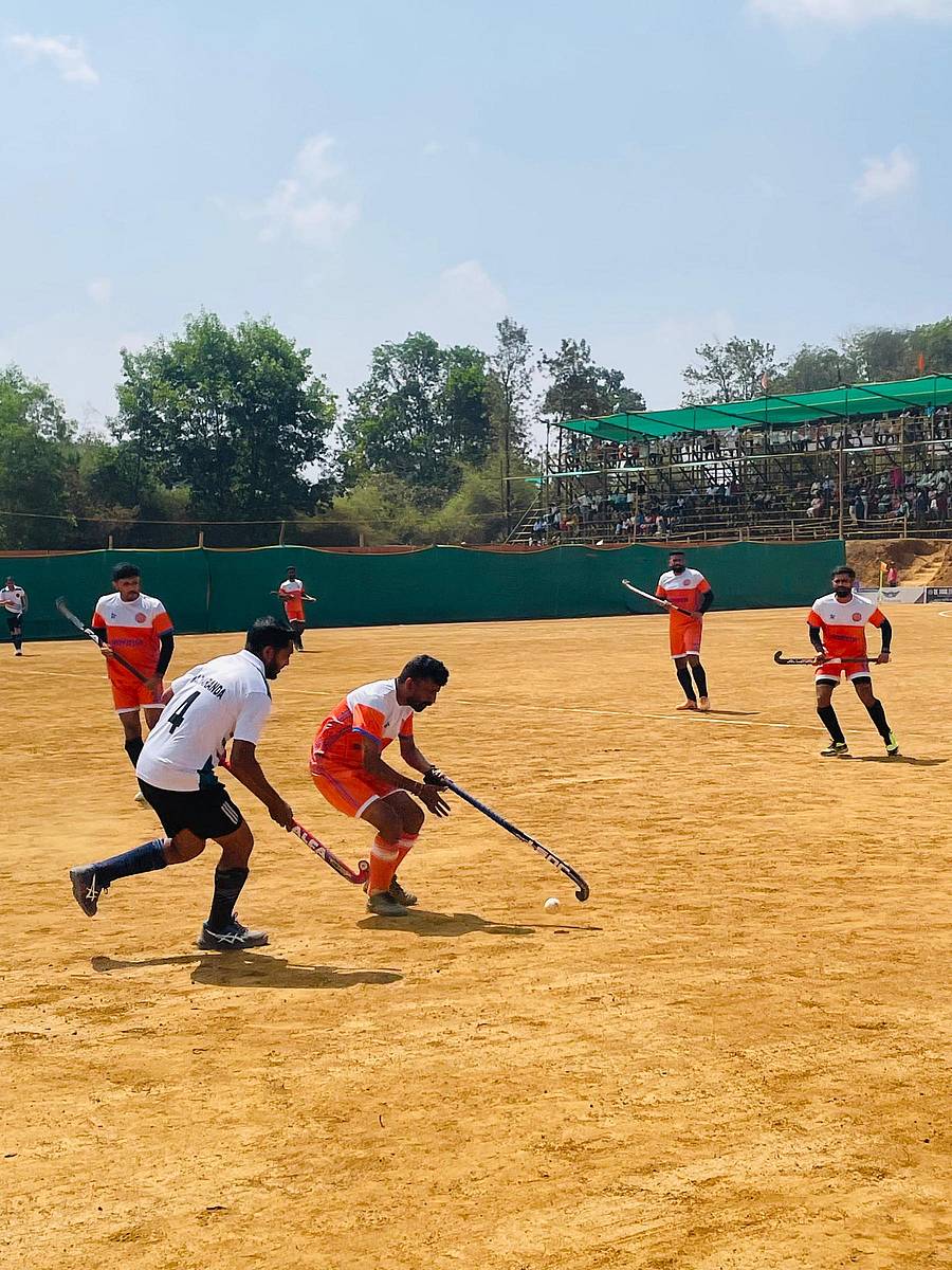 ನಾಪೋಕ್ಲುವಿನ ಚೆರಿಯಪರಂಬುವಿನ ಜನರಲ್ ಕೆ.ಎಸ್.ತಿಮ್ಮಯ್ಯ ಕ್ರೀಡಾಂಗಣದಲ್ಲಿ ಕೊಡವ ಕುಟುಂಬಗಳ ಹಾಕಿ ನಡುವಿನ ಟೂರ್ನಿಯ ಗುರುವಾರದ ಪಂದ್ಯದಲ್ಲಿ ಮಚ್ಚಾರಂಡ ಮತ್ತು ಕಂಗಂಡ ತಂಡಗಳ ನಡುವಿನ ಸೆಣೆಸಾಟ